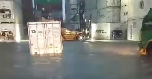 ◤大水灾◢ 货柜水上漂 司机受困罗厘 巴生港口物流大瘫痪