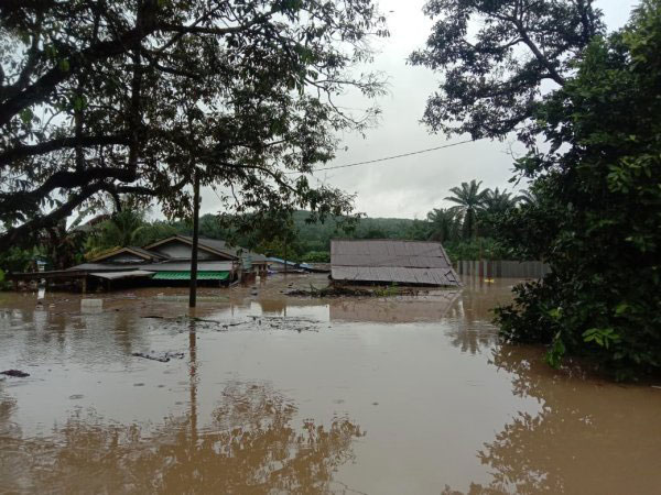 甘榜丹绒汪洋一片，水位几乎高达民宅的屋顶。