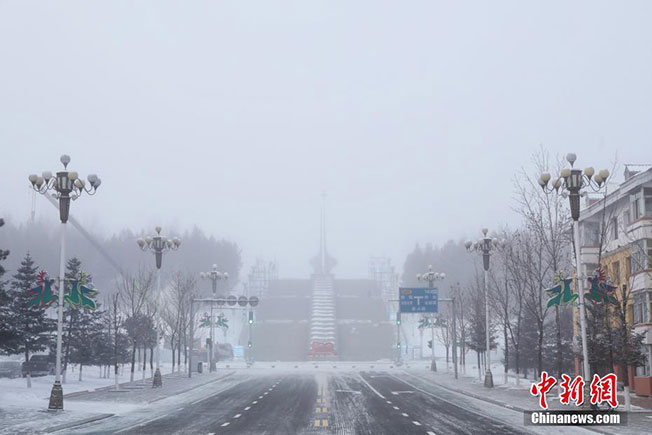 中国黑龙江漠河城区，周三笼罩在白色冰雾中。（中新网）