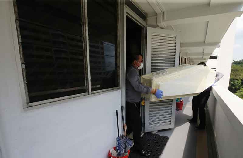 郑海船星期二下午带了一群员工上门把遗体和白色棺材搬走。