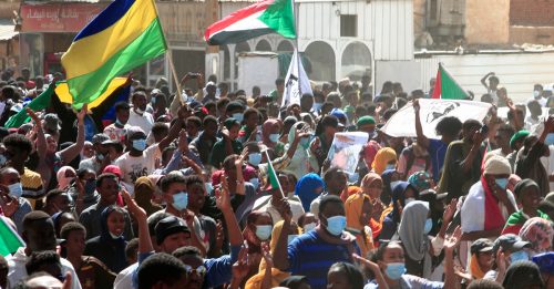 苏丹万人示威 军方催泪弹驱散