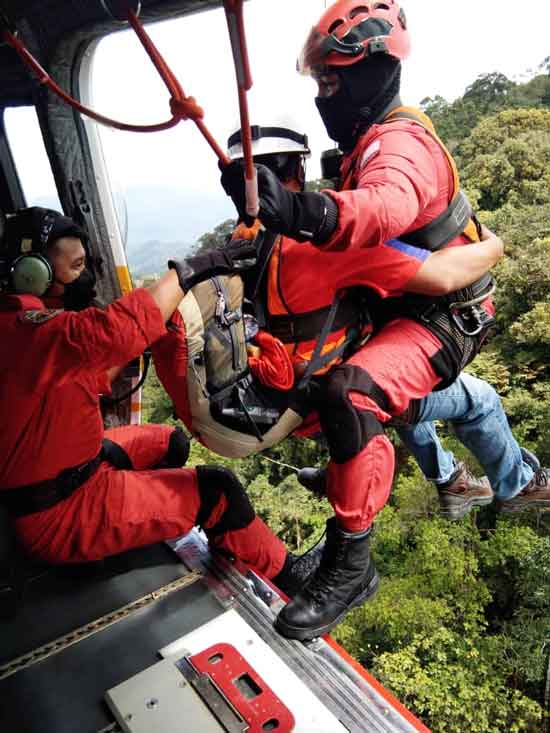 消拯局动用直升机，由消拯员协助用绳降方式把马电讯及国能的维修员送到山顶维修点讯总机。