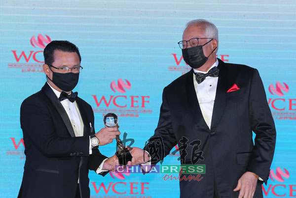 诺扎（左起）从纳吉手中接领世界华人经济论坛终身成就奖。