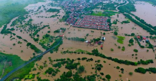 巴西豪雨影响43万人 水坝溃堤淹没数城镇