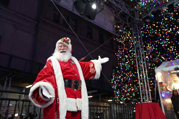 圣诞老人扮演者12月1日在纽约证券交易所，为第98届年度圣诞树点亮仪式助兴。（法新社）