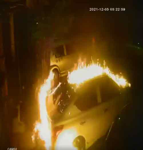 轿车随后起火狂烧。