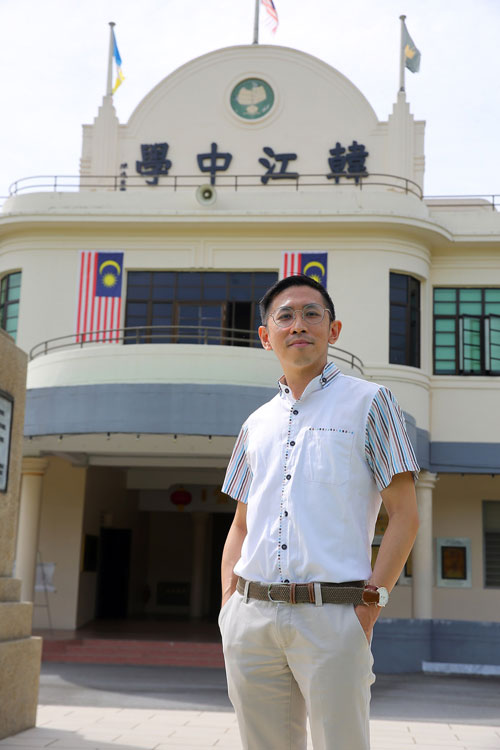 从一开始的暂时尝试，林松锦在韩江中学，度过长达17年的杏坛岁月。