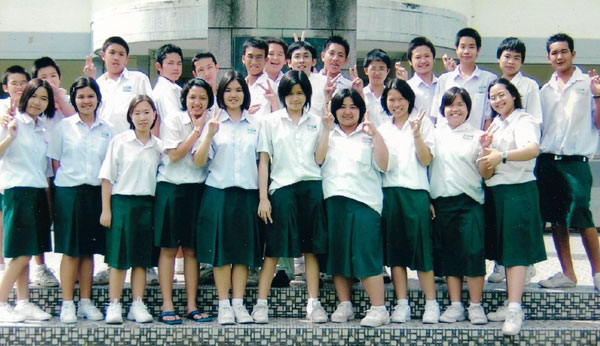 林松锦（后排左8）与2004年的第一批海外学生们打成一片。