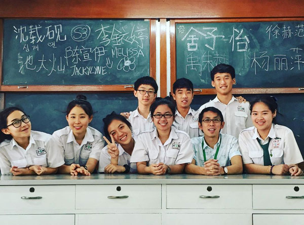林松锦（ 前排右2）与2015年教导的海外学生，合照留念，黑板上写着学生们的中文名字。