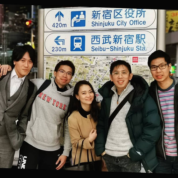 林松锦（右2）到东京旅游时，和学生们重聚。