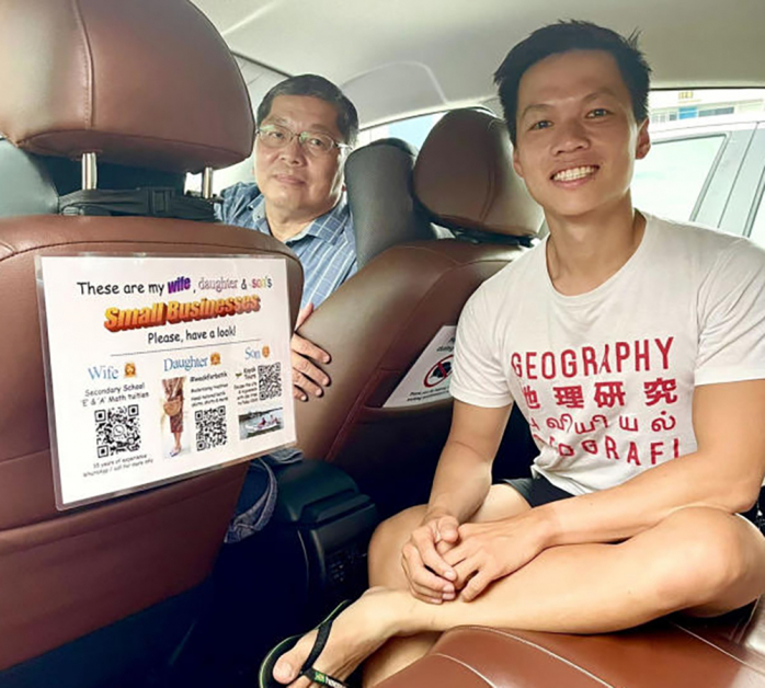 儿子吴俊德（右）精心设计平面广告，放在父亲吴荣富的私召车上，获乘客回响。（受访者提供） 