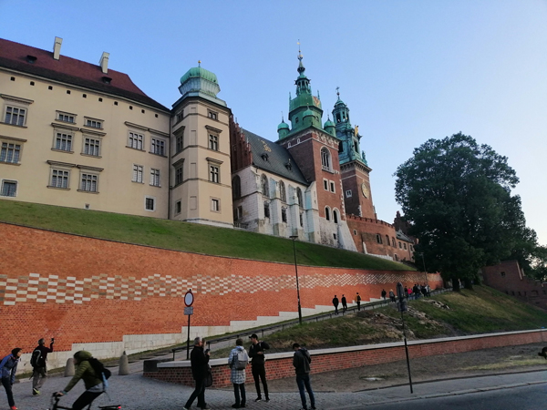 探访依山而建的瓦维尔王宫古堡，一窥波兰历代王室起居作息的面貌。