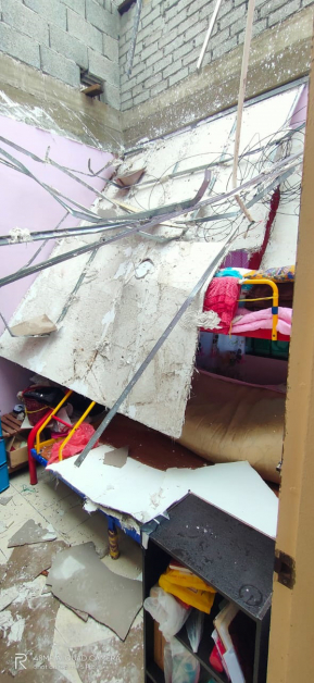屋顶被刮走，还有许多瓦碎和块碎片砸落屋内，险象环生。