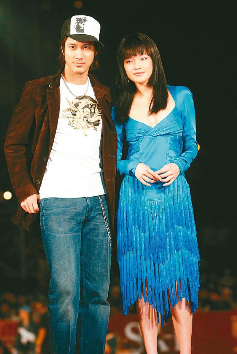 王力宏传昔与舒淇飞往东京挑戒指。