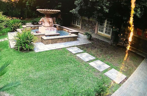 王冠雄在自家后院建喷泉送给老婆当生日礼物。