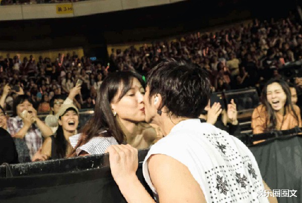 王力宏於2019年在萬人演唱會上，公開親吻李靚蕾，如今往事如煙。