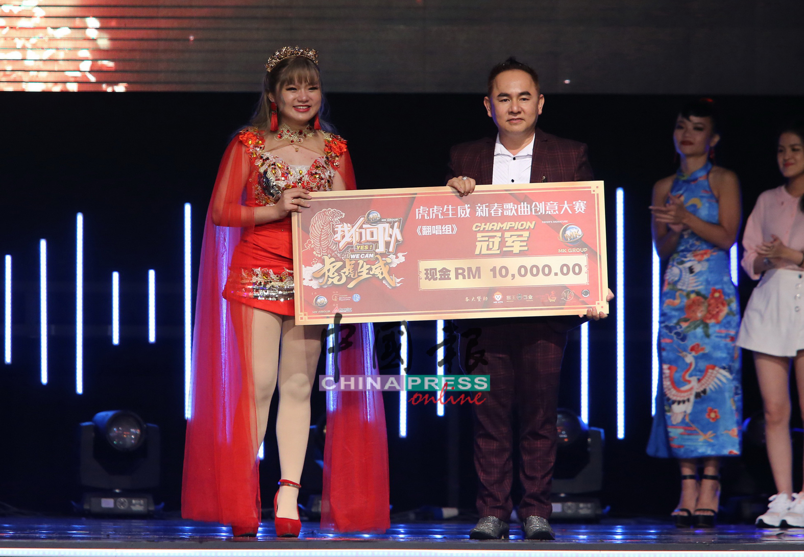 罗恩琪（左）从Dr. Raymond Ang手上接过1万令吉的奖金。