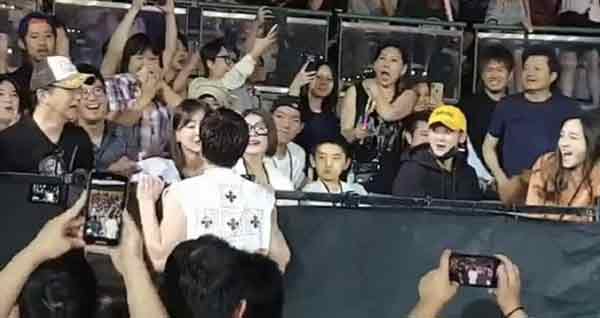 王力宏在演唱会上亲吻李靓蕾。（取自网络）
