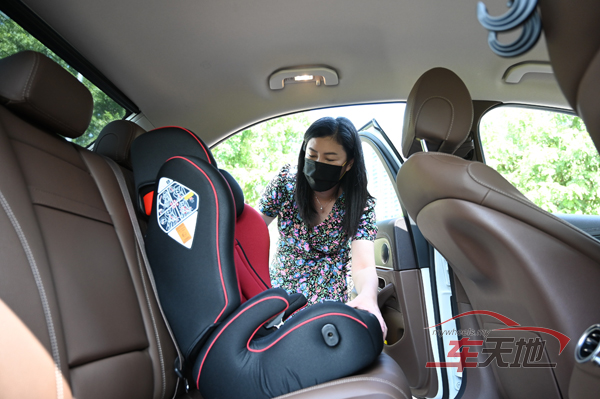▲家长一定要定期检查汽车儿童安全座椅。