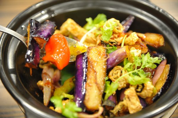 鱼香茄子煲中的素咸鱼，是大厨以紫菜和腐竹制成，鲜咸香脆的口感让人惊艳，配搭油香四溢的茄子，非常惹味。