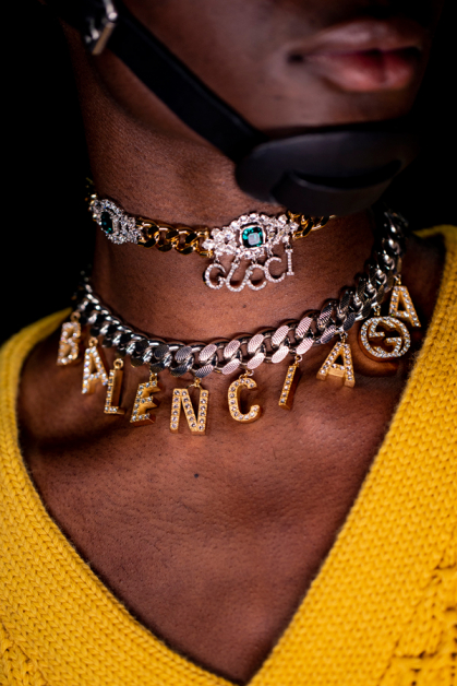 Gucci与Balenciaga的联名在细节上也看得到，如项链上的字母G换成GG Logo。