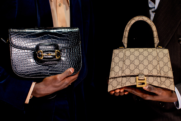 Gucci Aria秀上出现Balenciaga的Hourglass手提包（右），覆盖GG Logo帆布。