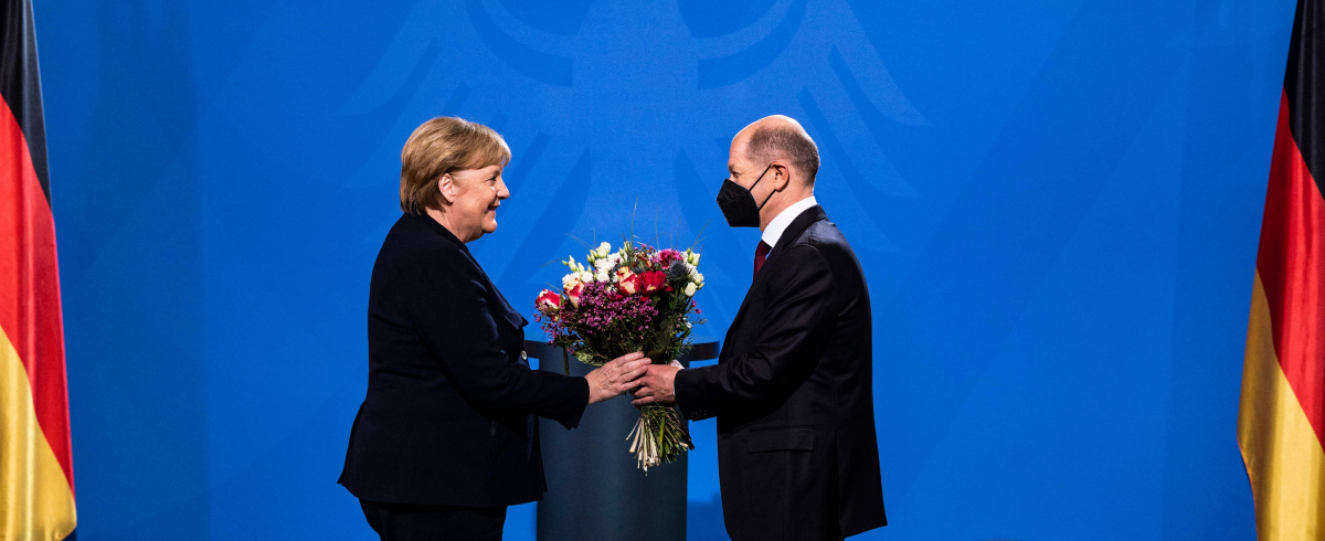 新总理舒尔茨(右)给前总理默克尔送上一束鲜花。（法新社）