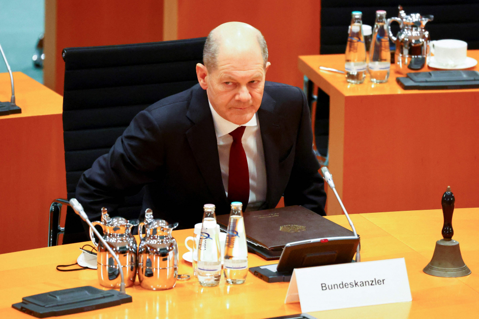 德国新总理舒尔茨8日宣誓就职后，同日即召开首个内阁会议。（法新社）