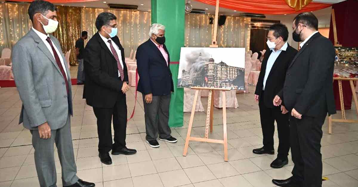 西华古马兰（中）与嘉宾，参观孟买恐袭事件中泰姬陵酒店遇袭后的照片。左起是斯里雷迪、甘尼申及努嘉兹兰。
