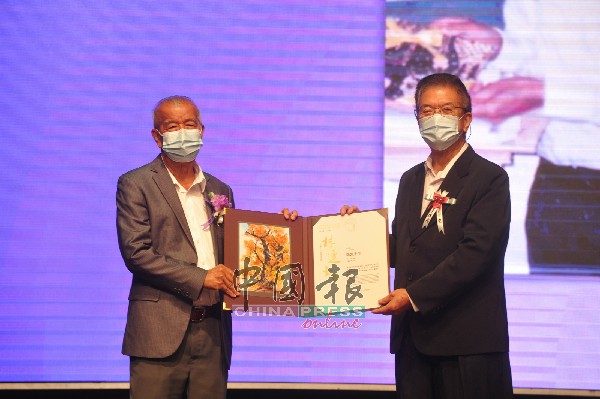 吴建成（右起）颁发奖状予陈凯。