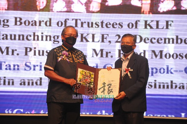 赖兴祥（右起）颁发奖状予沙巴卡达山杜顺语言基金会主席拿督菲利浦。