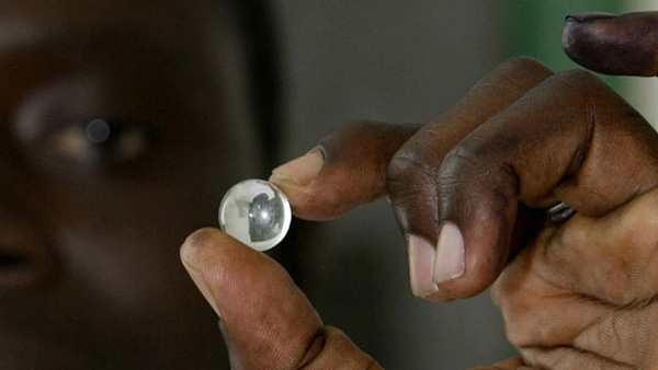 冈比亚选举用弹珠投票。