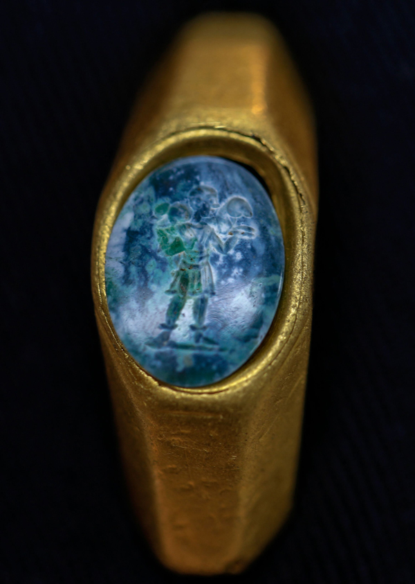考古团队在沉船中发现许多珍贵古物，包含一枚刻有耶稣善牧像的金戒指。（法新社） 　