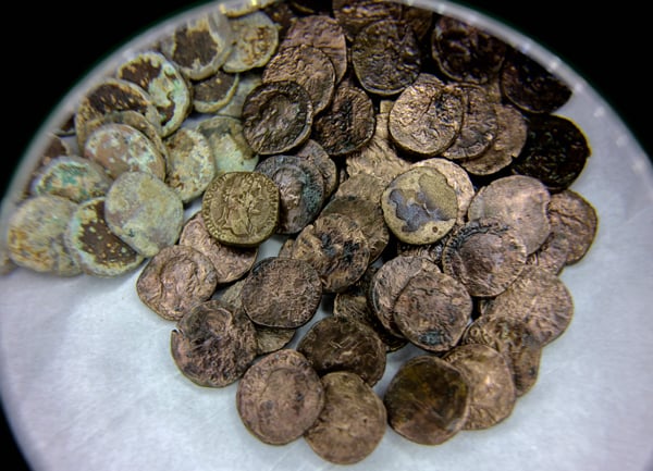 考古学家们也在沉船中寻获许多罗马时期的铜币。（法新社）