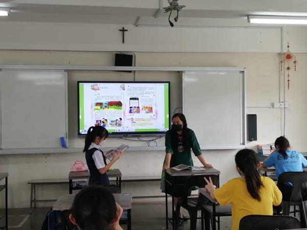 黄莉娟老师（左2）认为老师也要不断成长，自我增值，和孩子们一起学习。