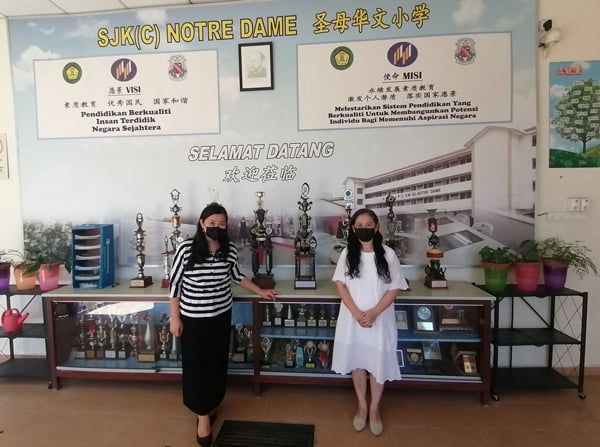 黄莉娟老师（右起）与校长黄玉兰，这次获奖，她感谢校长的推荐。