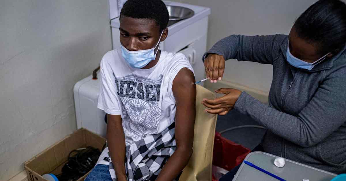 周三在南非约翰尼斯堡，一名男子接种新冠肺炎疫苗。