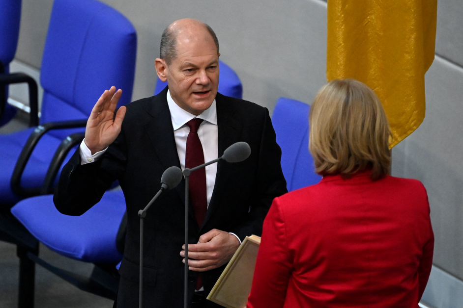 舒尔茨(穿西装者)8日宣誓就职德国总理。（法新社）