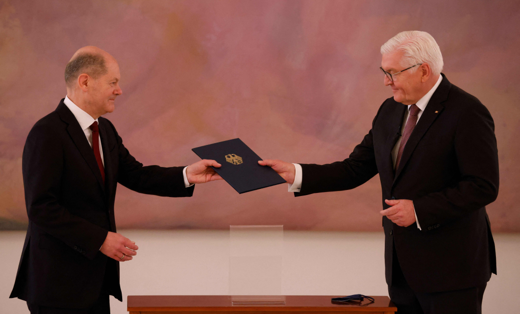 舒尔茨(左)8日从总统施泰因迈尔接过委任状，正式成为德国新总理。（法新社）