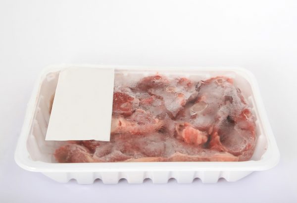 尽可能食用新鲜肉和冷鲜肉，冰箱里的冷冻肉，最好将其切成若干份冷冻，每次只拿出一份来，并尽量一次吃完，切勿反复解冻。