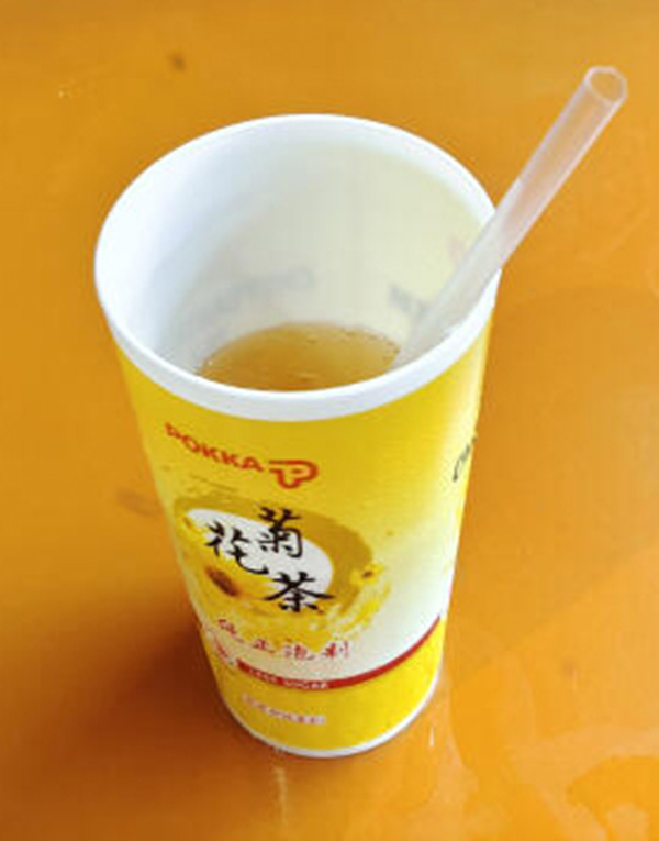 员工使用菊花茶塑料杯装啤酒。