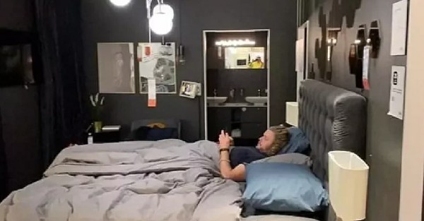顾客在IKEA展示厅里睡觉过夜。