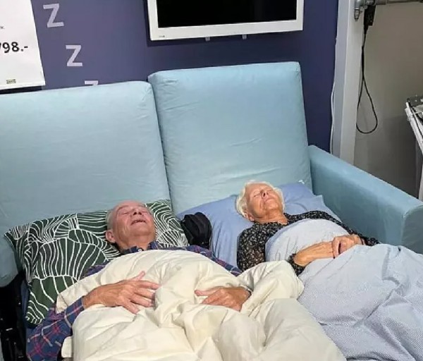 顾客在IKEA展示厅里睡觉过夜。