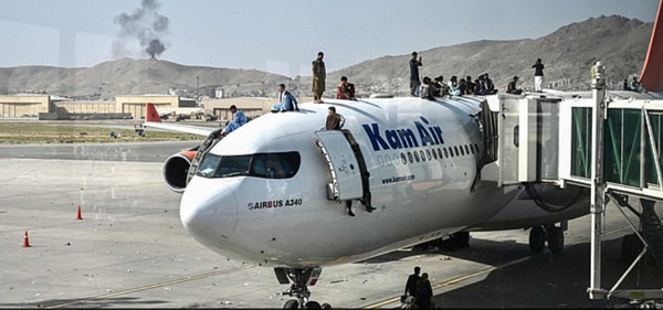 塔利班今年8月15日夺权后，阿富汗人翌日便拥到喀布尔机场爬上飞机，抢先离开。