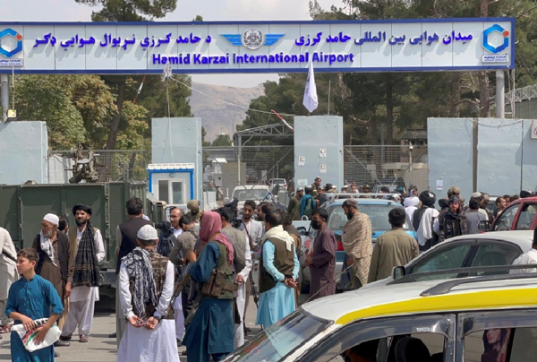 8月份的阿富汗哈米德卡尔扎伊国际机场入口处人群爆满。