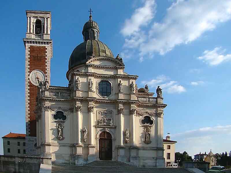 意大利贝里科山圣母教堂。