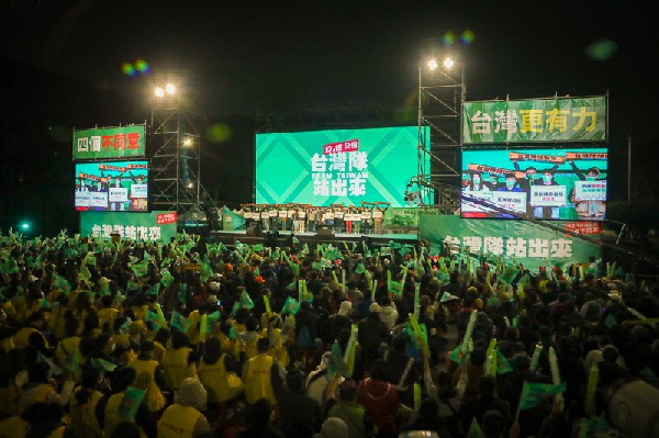 民进党周五晚把握选前之夜全力催票，在气温骤降的凯道“台湾队站出来，台湾行出去”造势晚会，现场吸引2万名支持者无畏寒风到场参与声援，场面热闹。