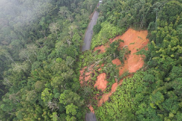 新邦波赖往金马仑路段第39公里处，于12月2日下午发生山体滑坡黄泥淹埋2交通工具意外，造成2人死亡。（霹雳消拯局提供）
　