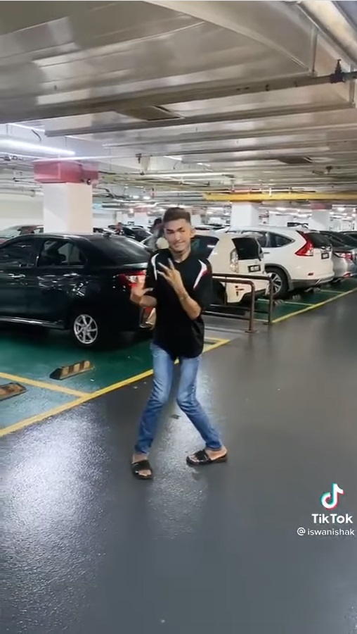 一名男子在视频中扮演残障人士，以获取商场泊车位。