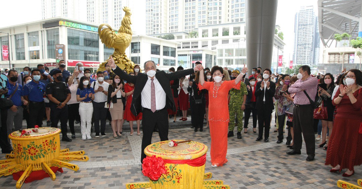 Cindy Lim（右）与李伟雄欢庆武吉加里尔柏威年正式开门营业。